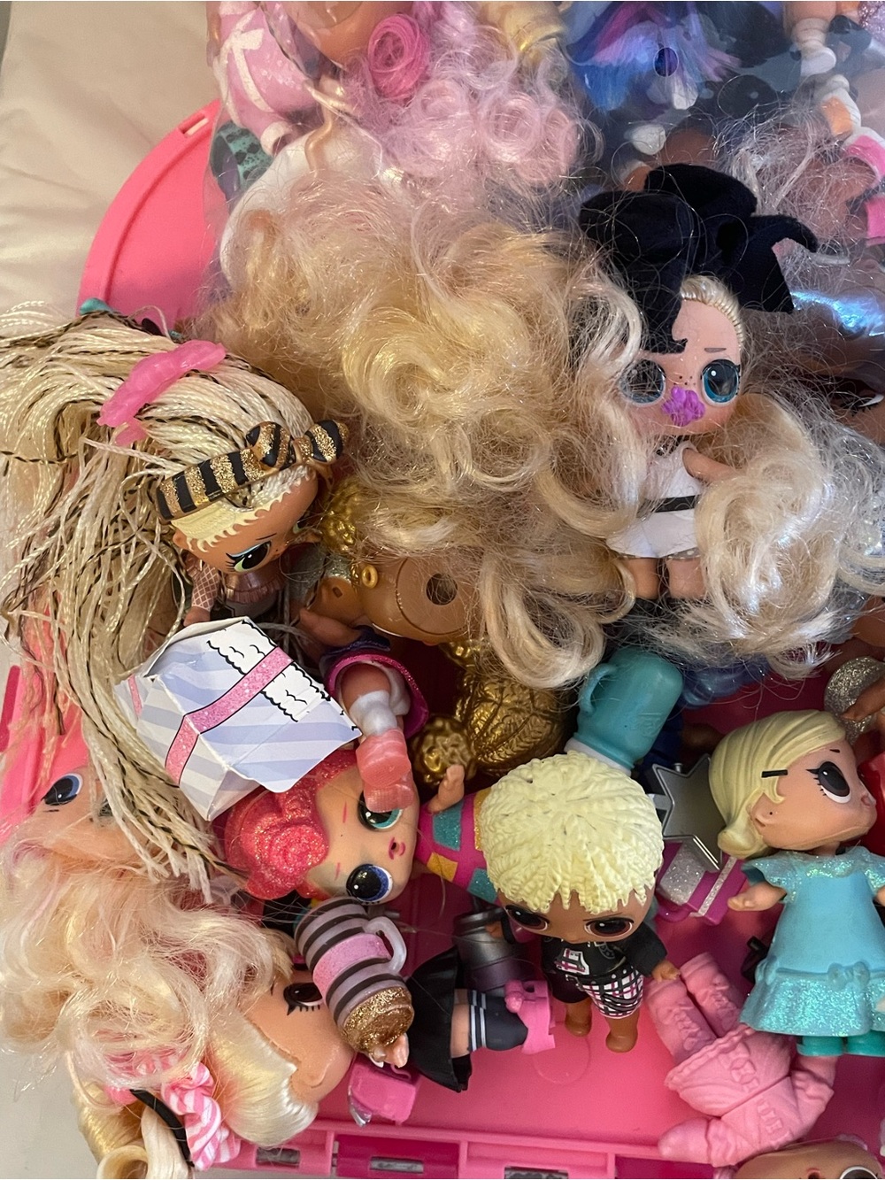 L.O.L. Surprise! Doll Carry Case with Pink and Black Dolls - Picture 4 of 7